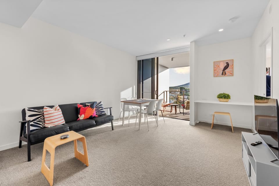Captivating Convenience 1Bed 1Bath 1Car Views Apartment in Toowong