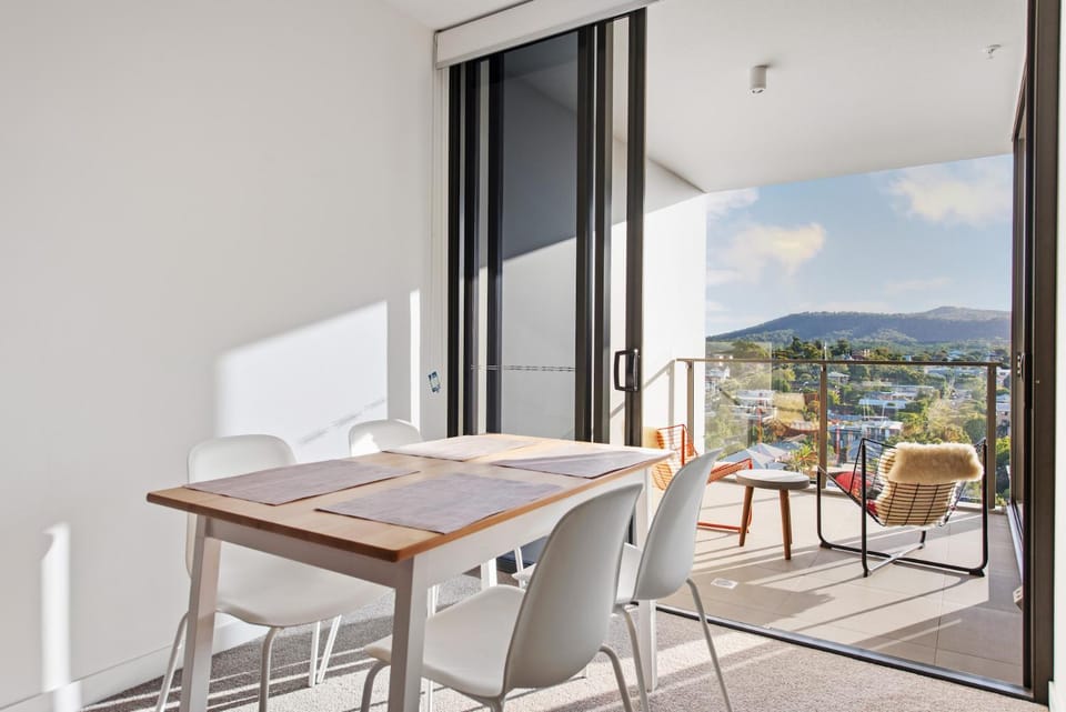 Captivating Convenience 1Bed 1Bath 1Car Views Apartment in Toowong