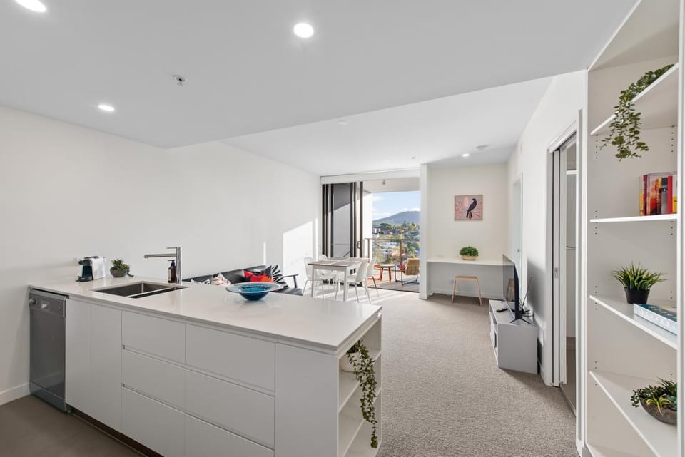 Captivating Convenience 1Bed 1Bath 1Car Views Apartment in Toowong