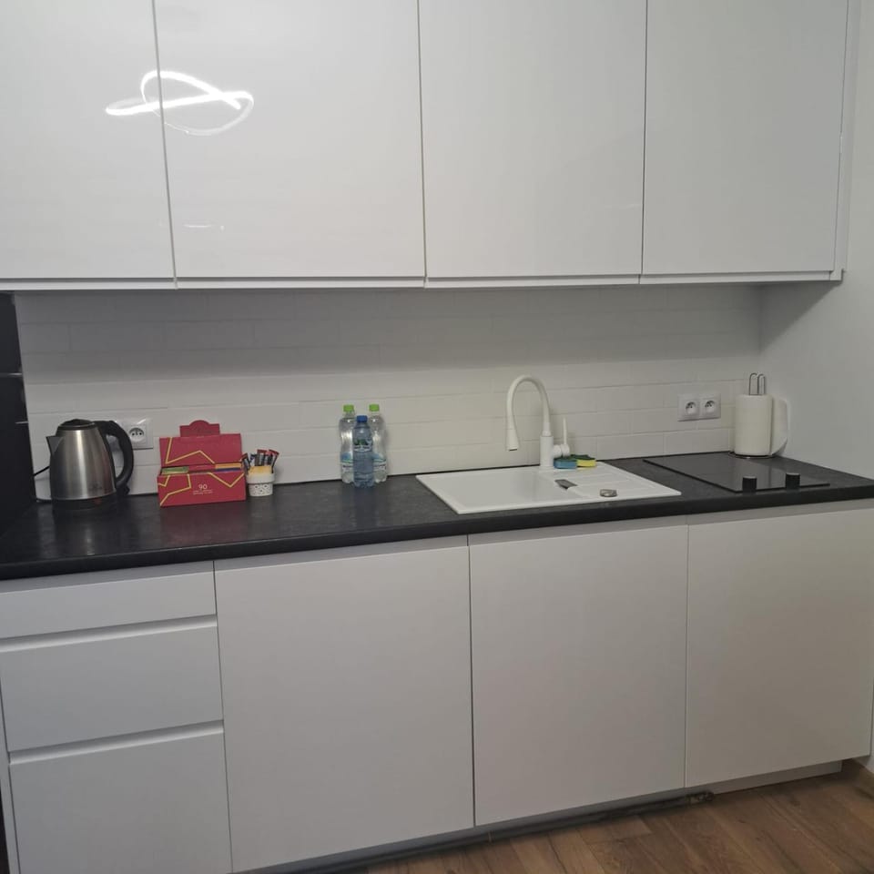 Coffee/tea facilities, Kitchen or kitchenette, stove