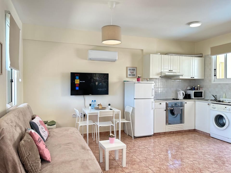 SUN JULZ - Eden complex Sea View Studio Apartment in Paphos