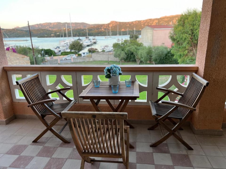 Day, Natural landscape, View (from property/room), Balcony/Terrace, Living room, Seating area, Dining area, Lake view, Mountain view, River view