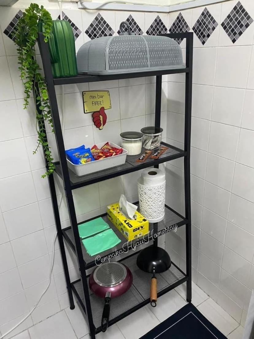 Kitchen or kitchenette, minibar