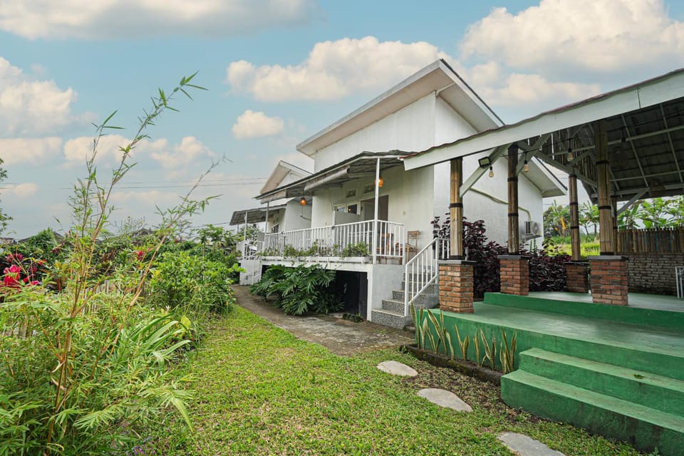 Property building, View (from property/room), Balcony/Terrace, Garden view, Mountain view