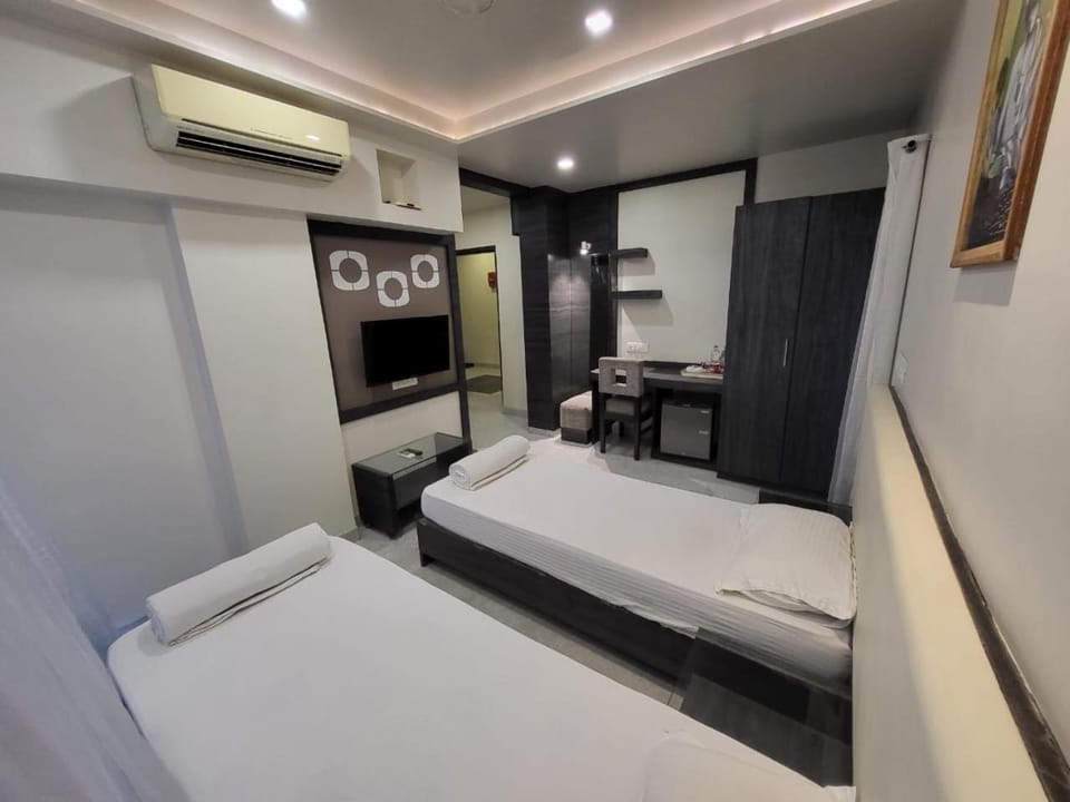 Bed, Photo of the whole room, Bedroom, air conditioner