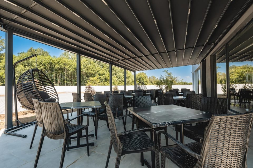 Restaurant/places to eat, Balcony/Terrace