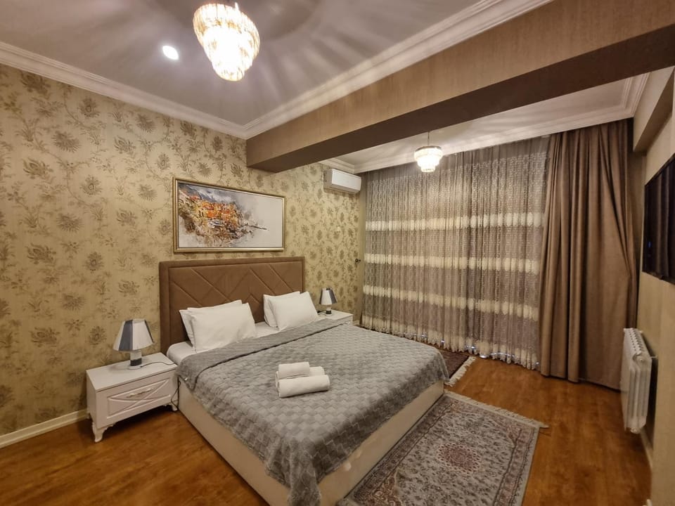 Bed, TV and multimedia, Photo of the whole room, Bedroom, towels, air conditioner