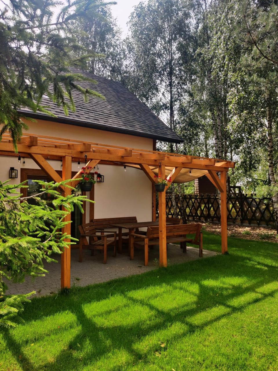 Property building, Patio, Spring, Day, Garden, Dining area, Garden view