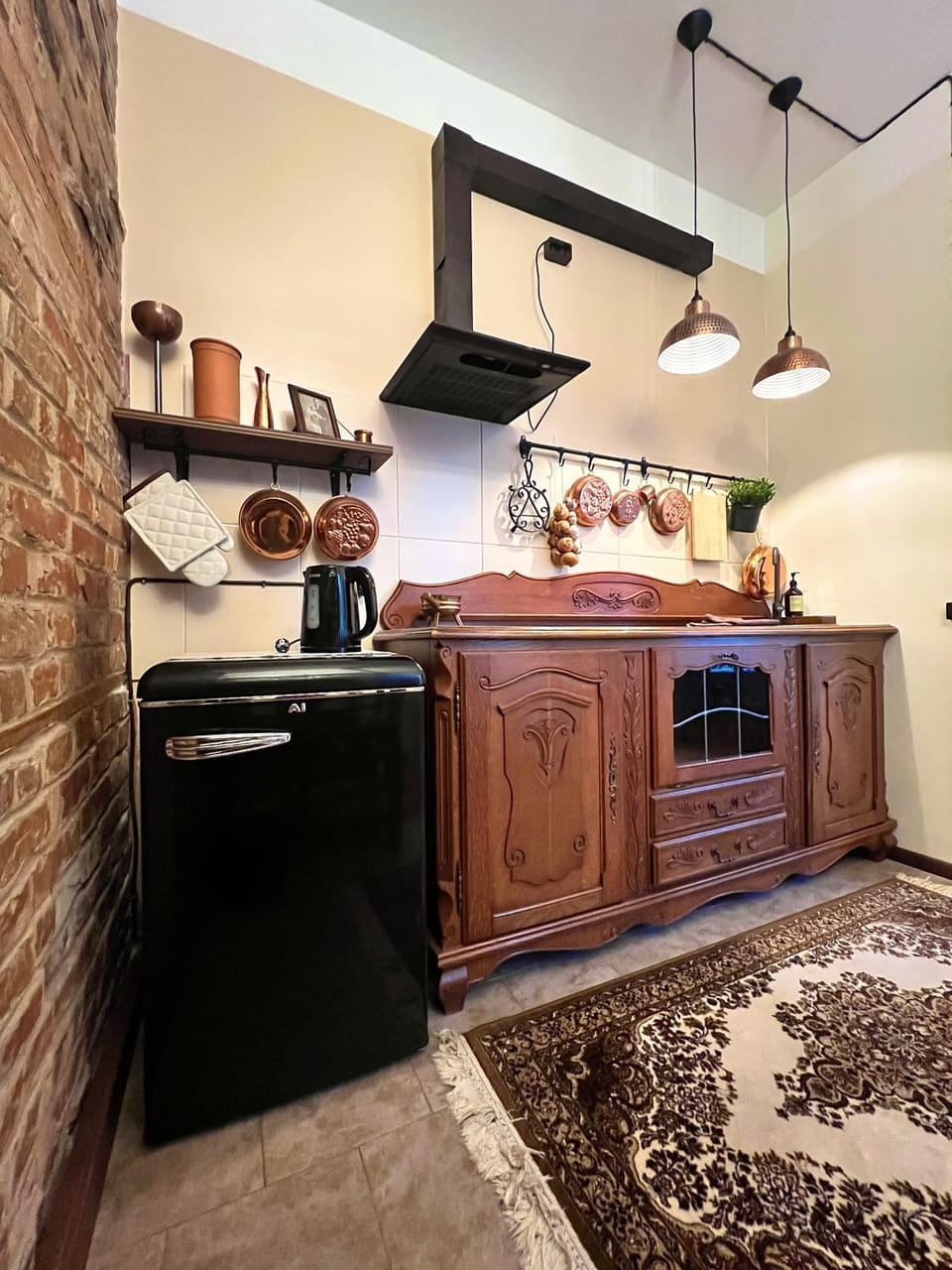 Kitchen or kitchenette, minibar