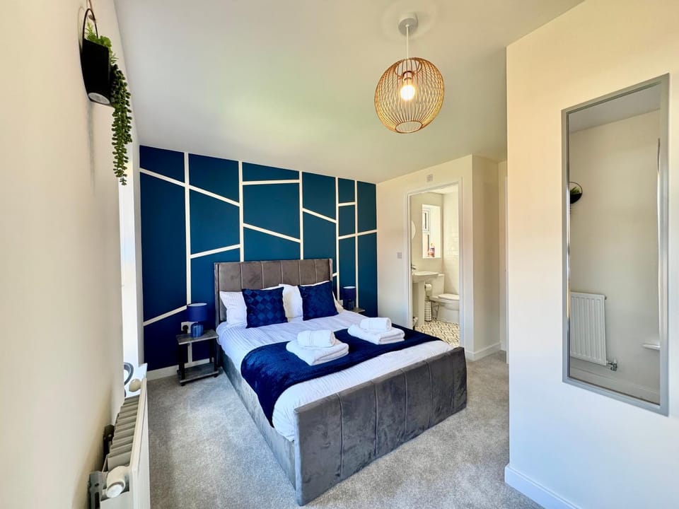 Modern 4 Bedroom Lakefront Home with 7 Beds, Private Parking, Garden and Beautiful Lake Views House in Doncaster