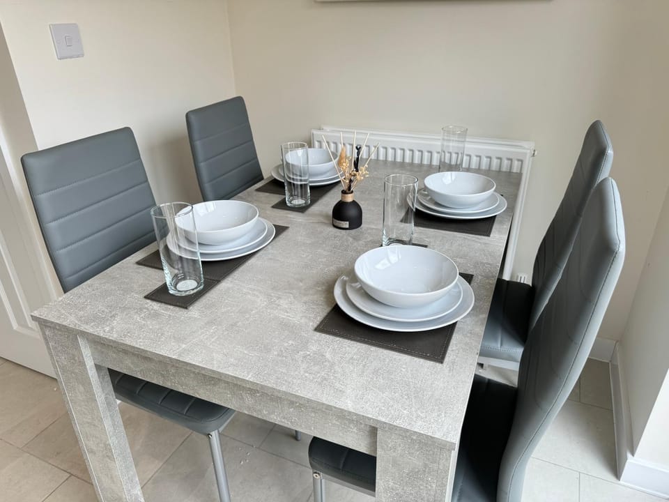 Modern 4 Bedroom Lakefront Home with 7 Beds, Private Parking, Garden and Beautiful Lake Views House in Doncaster