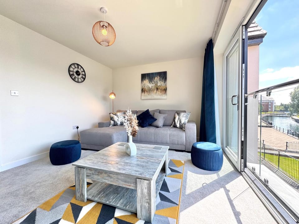 Modern 4 Bedroom Lakefront Home with 7 Beds, Private Parking, Garden and Beautiful Lake Views House in Doncaster