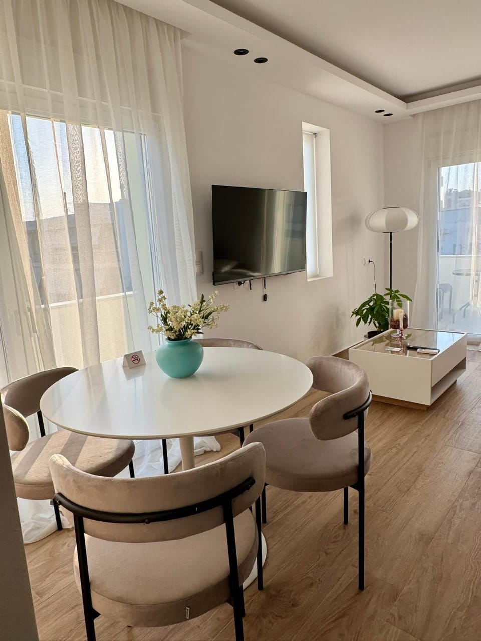 TV and multimedia, Living room, Seating area, Dining area