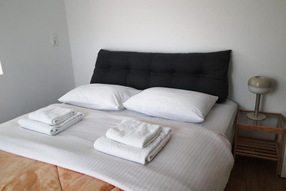 Bed, Bedroom, towels