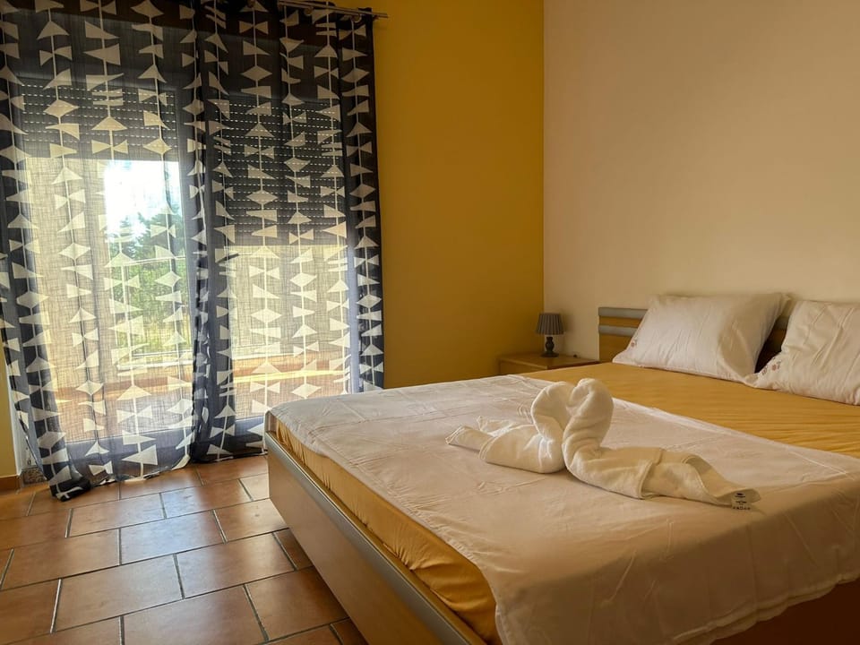Bed, Bedroom, towels