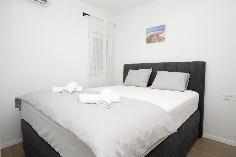 Bedroom, air conditioner