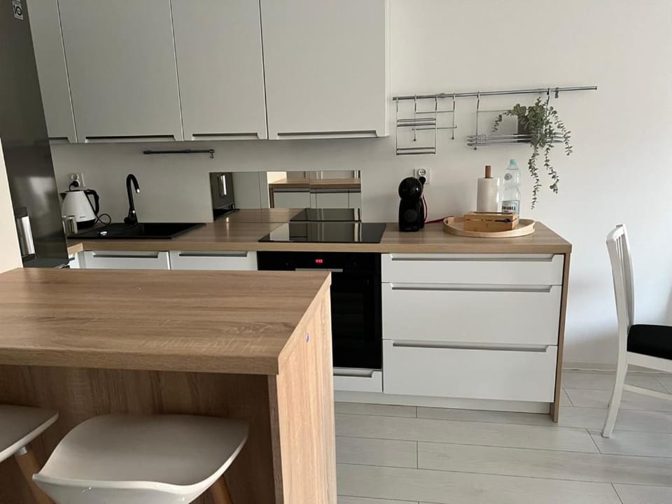 Coffee/tea facilities, Kitchen or kitchenette, Dining area, dishwasher, oven, stove