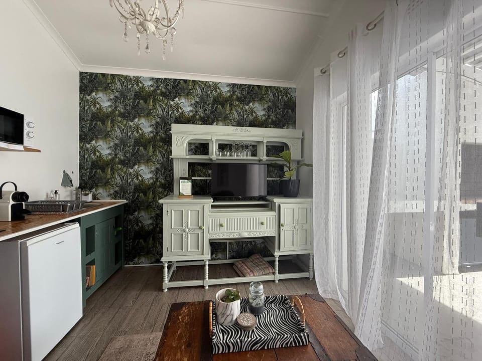 TV and multimedia, Kitchen or kitchenette, Living room, Seating area