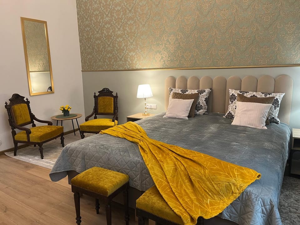 Photo of the whole room, Seating area, Bedroom