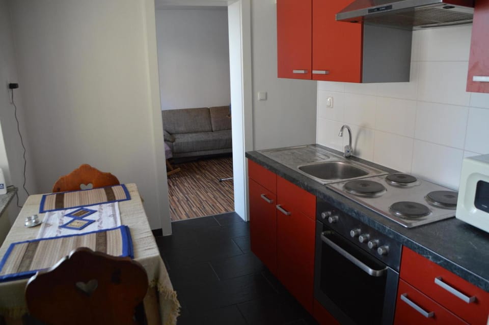 Kitchen or kitchenette, Dining area, stove