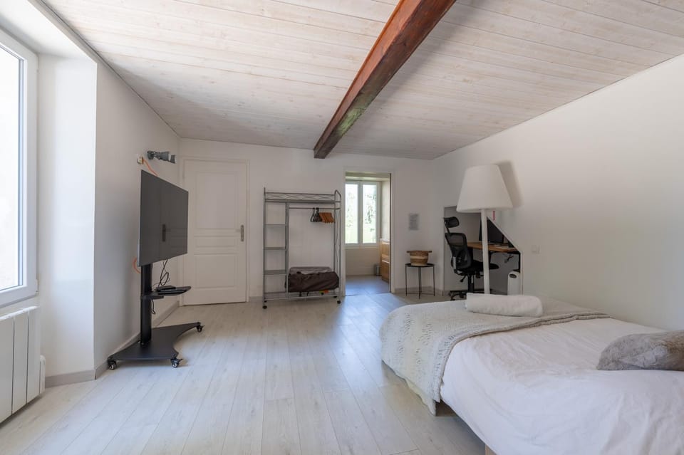 Photo of the whole room, Bedroom