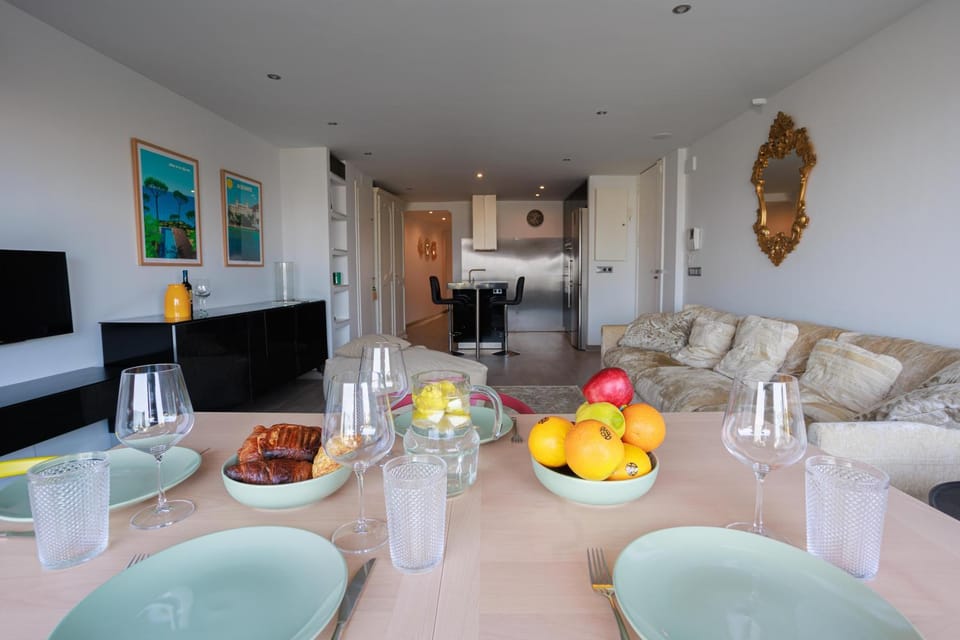 Kitchen or kitchenette, Food and drinks, Seating area, Dining area