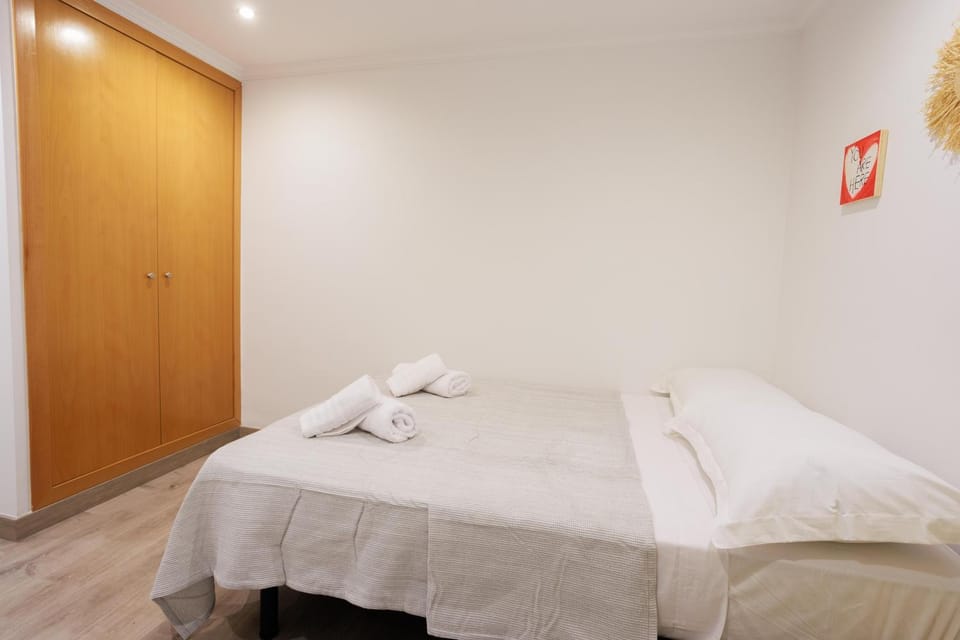 Bed, Bedroom, towels, wardrobe