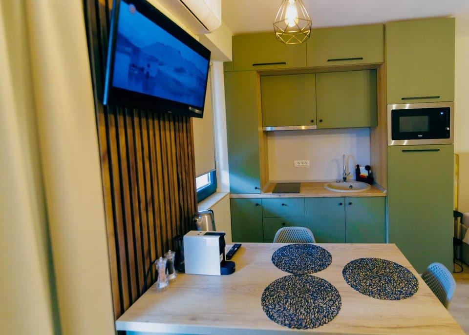 TV and multimedia, Coffee/tea facilities, Kitchen or kitchenette, Dining area
