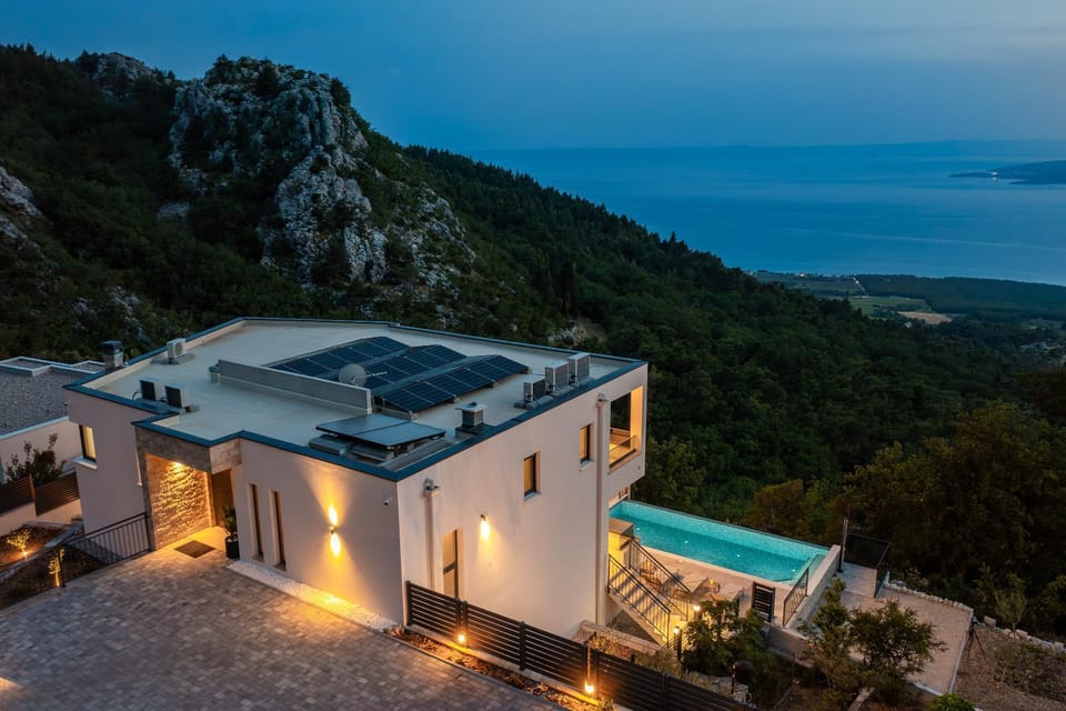 Property building, Natural landscape, Bird's eye view, Mountain view, Pool view, Sea view, Swimming pool