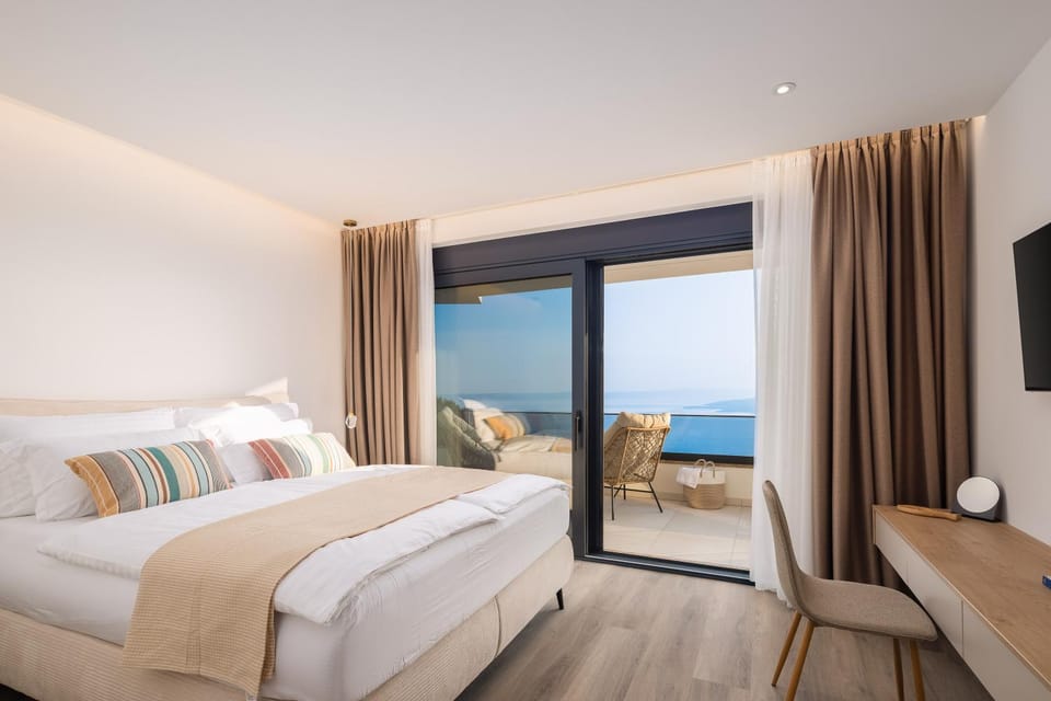 Bed, Natural landscape, TV and multimedia, Photo of the whole room, Evening entertainment, Bedroom, Sea view
