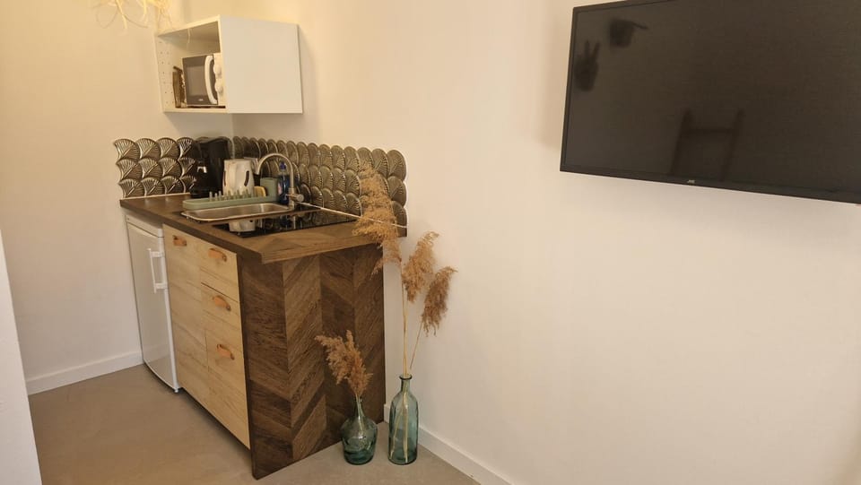 Chambre indépendante avec sdb, cuisine et terrasse Bed and Breakfast in Le Grau-du-Roi