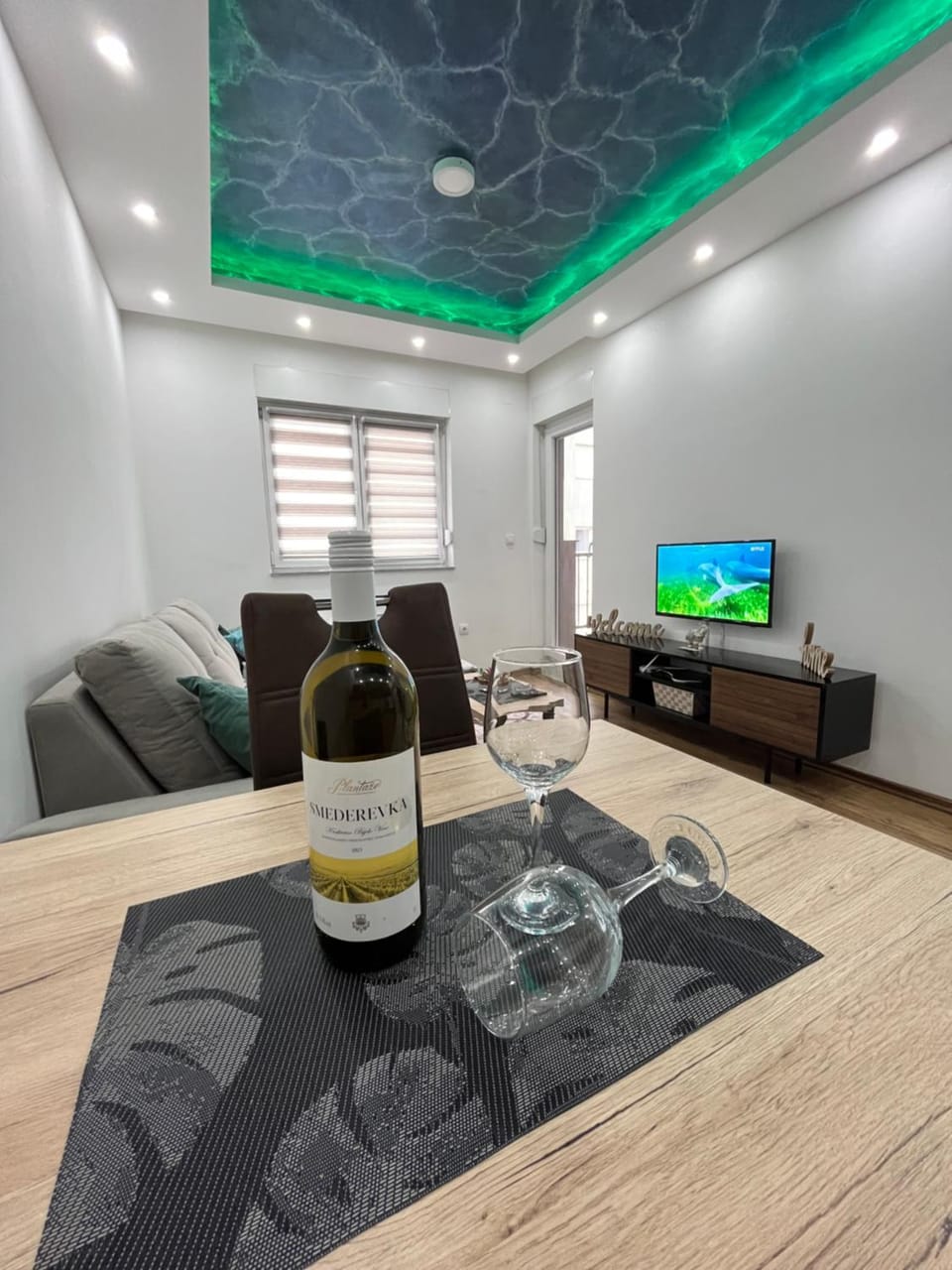 Living room, Food and drinks