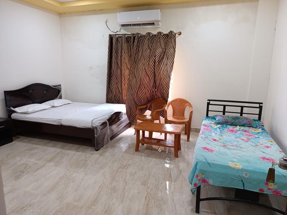 Bed, Photo of the whole room, Seating area, Bedroom, air conditioner