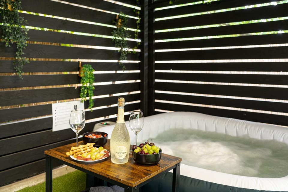 Hot Tub, Hot Tub, Spa and wellness centre/facilities, Swimming pool