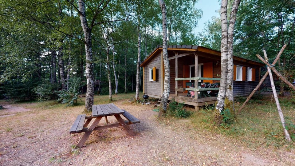 Domaine de la Jarnoise Campground/ 
RV Resort in Bourgogne-Franche-Comté