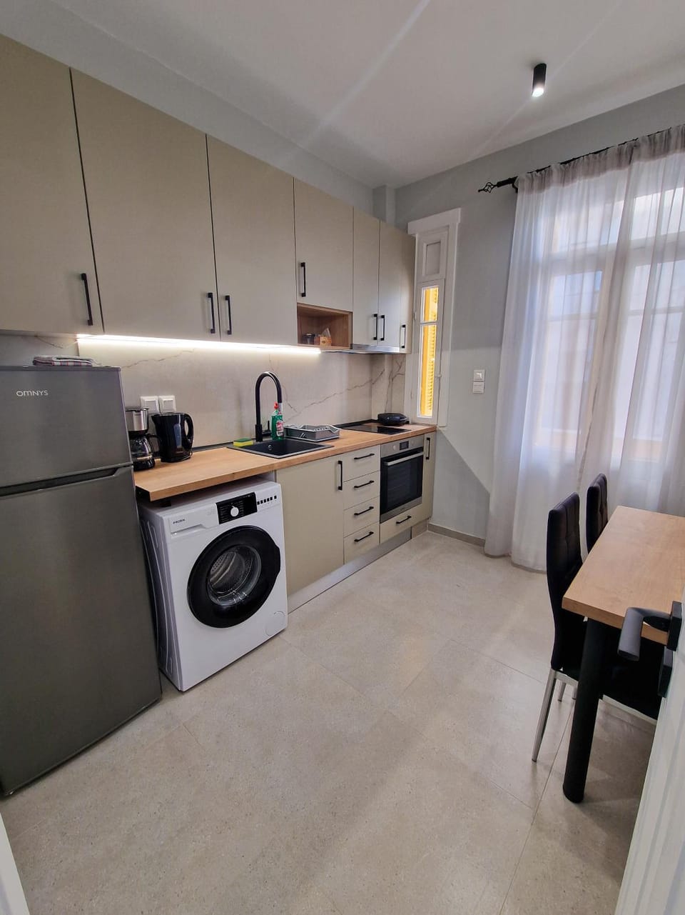 Kitchen or kitchenette, Dining area, stove, washing machine