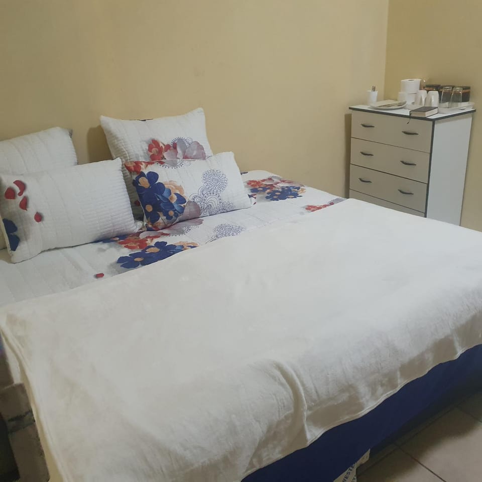 Bed, Kitchen or kitchenette, Bedroom
