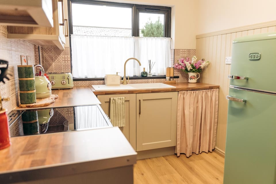 Kitchen or kitchenette, dishwasher, oven