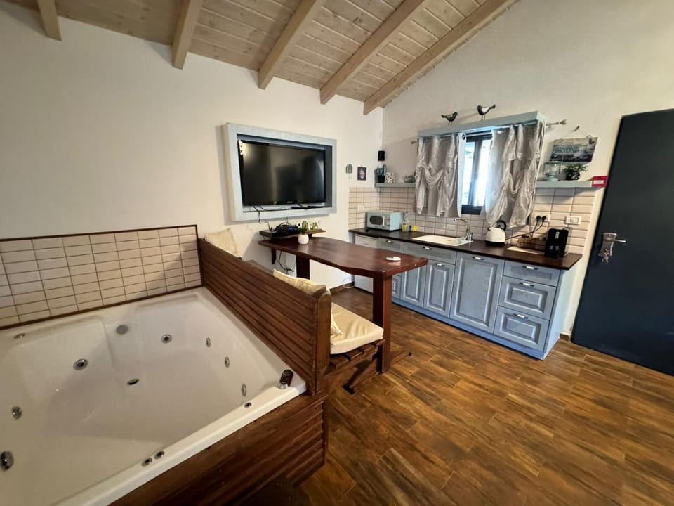 Hot Tub, Kitchen or kitchenette, Dining area