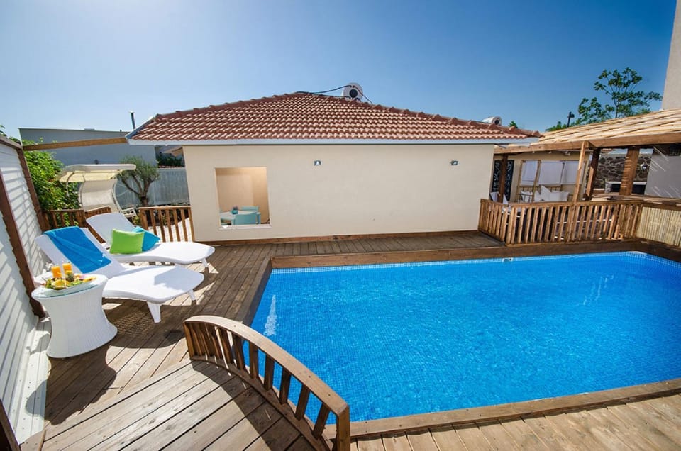Property building, Swimming pool, sunbed