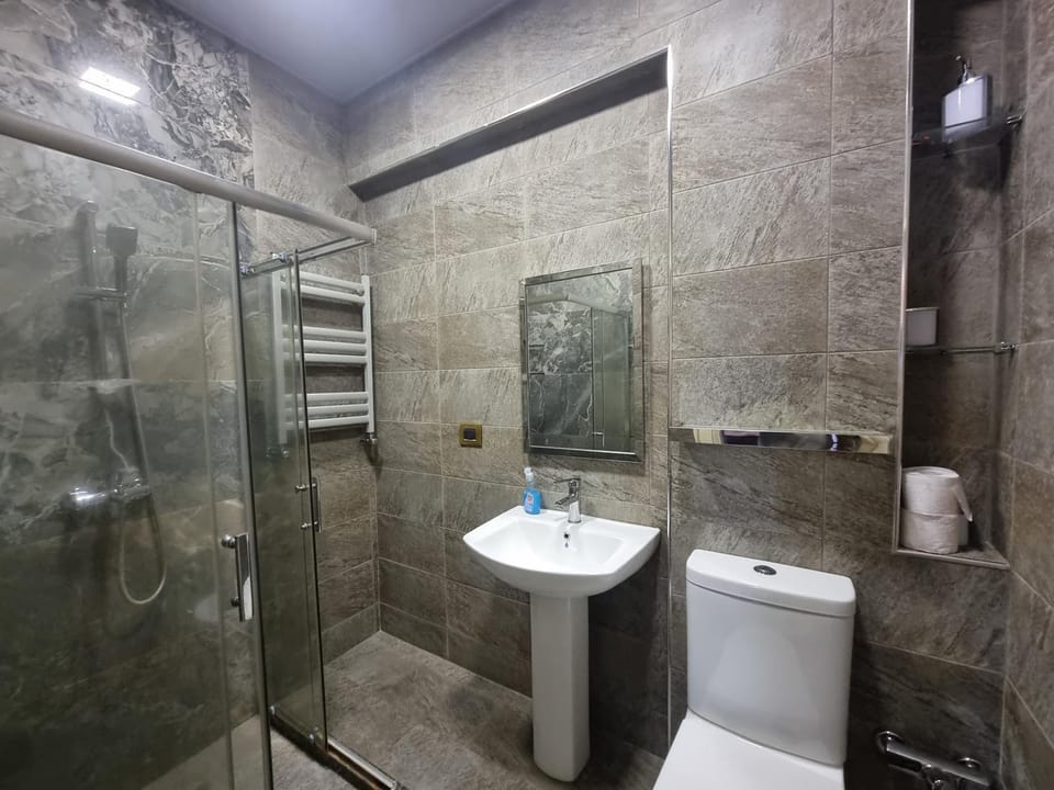 Shower, Toilet