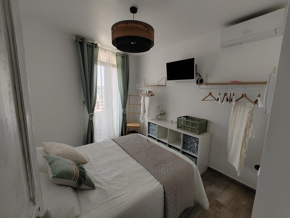 Bed, TV and multimedia, Photo of the whole room, Bedroom, pet friendly, air conditioner