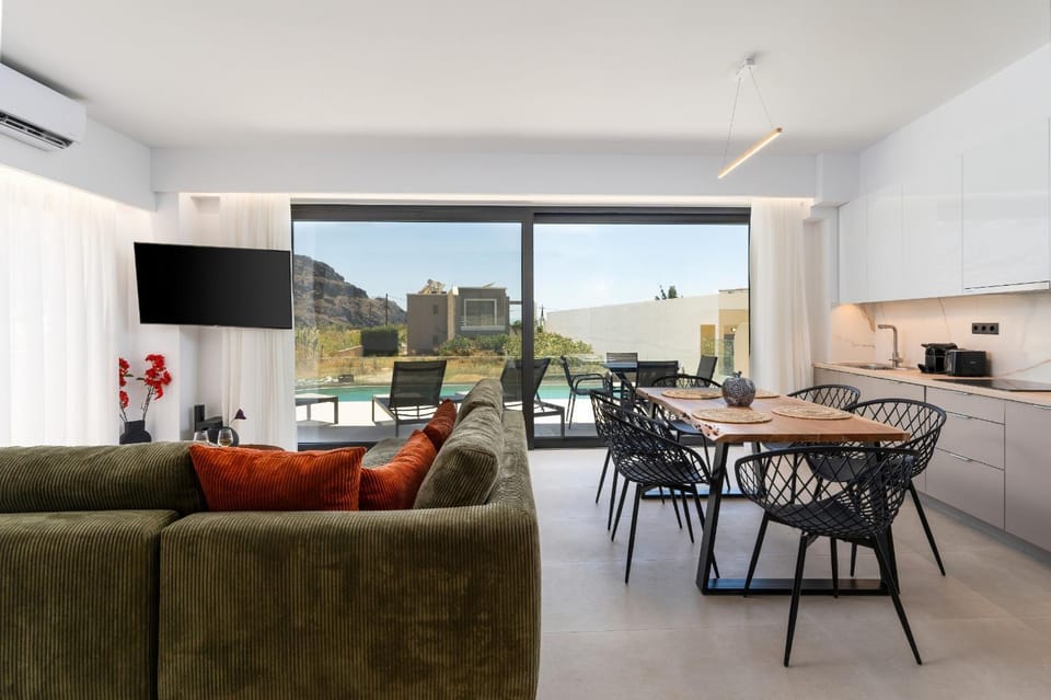 Communal lounge/ TV room, TV and multimedia, Kitchen or kitchenette, Living room, Seating area, Dining area, Evening entertainment