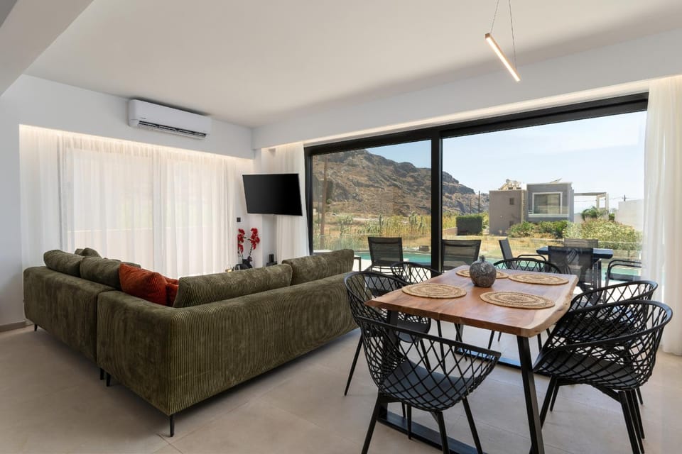 TV and multimedia, Living room, Seating area, Dining area, air conditioner