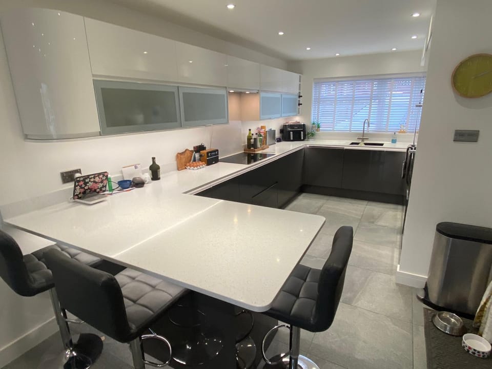 Kitchen or kitchenette, Seating area, stove
