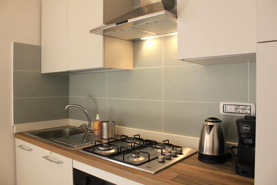 Coffee/tea facilities, Kitchen or kitchenette, stove, toaster