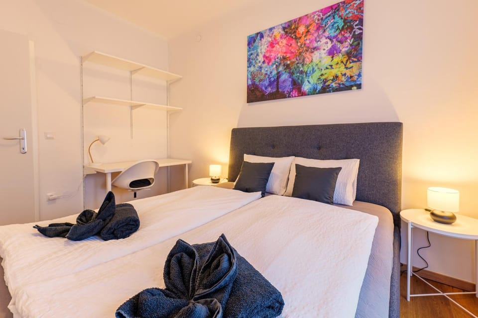 Bedroom, towels