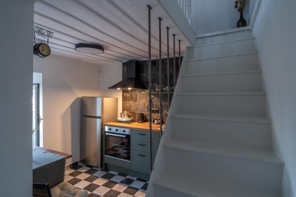 Kitchen or kitchenette, oven, pet friendly, stove