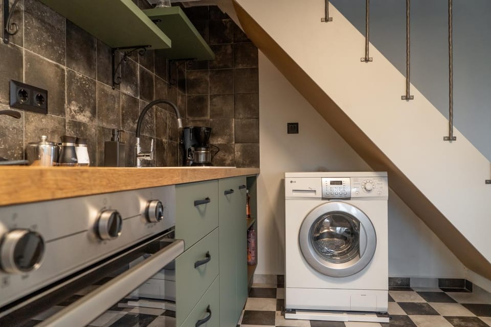 Kitchen or kitchenette, pet friendly, stove, washing machine