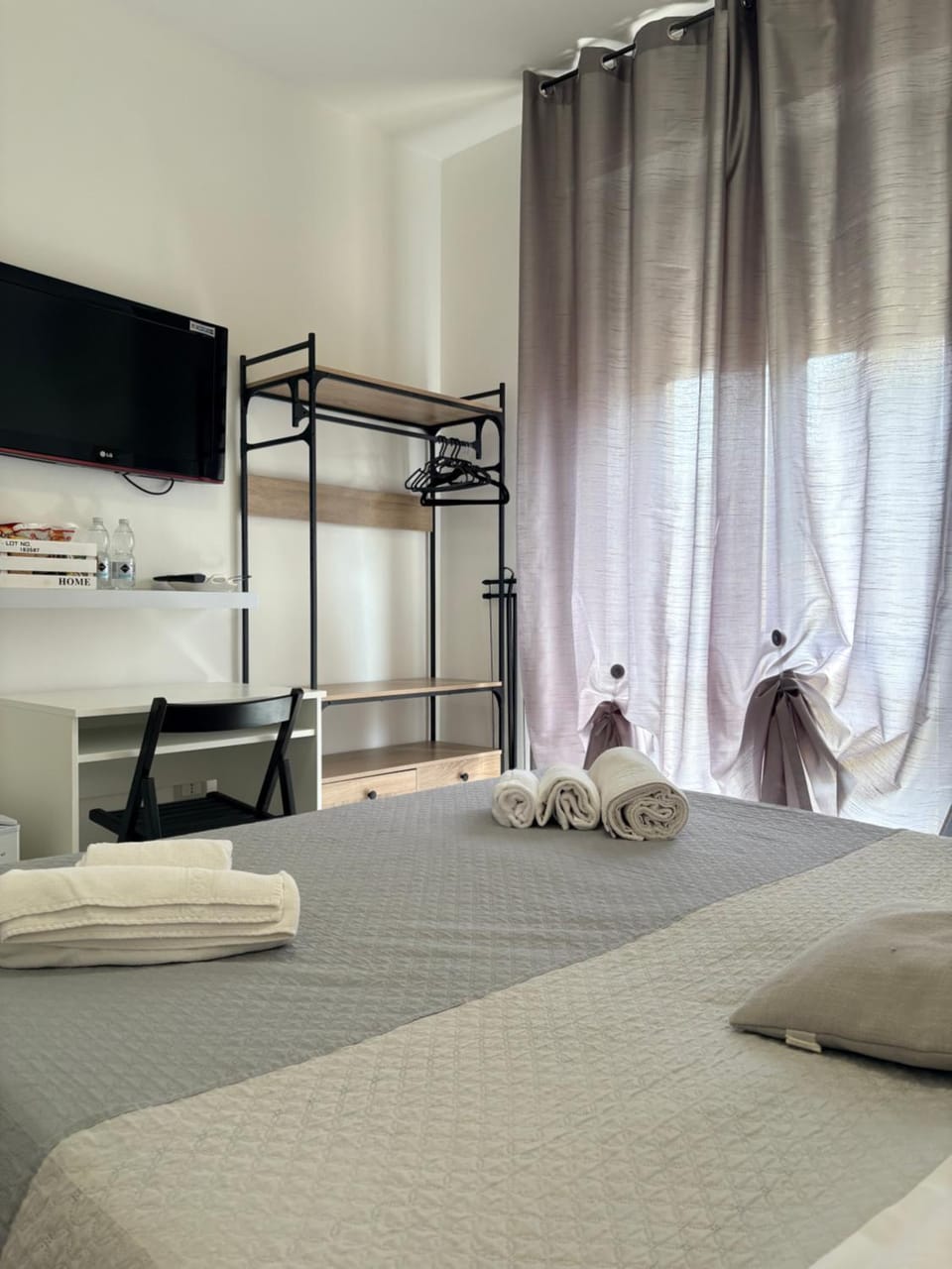 Bed, TV and multimedia, Photo of the whole room, Bedroom, towels